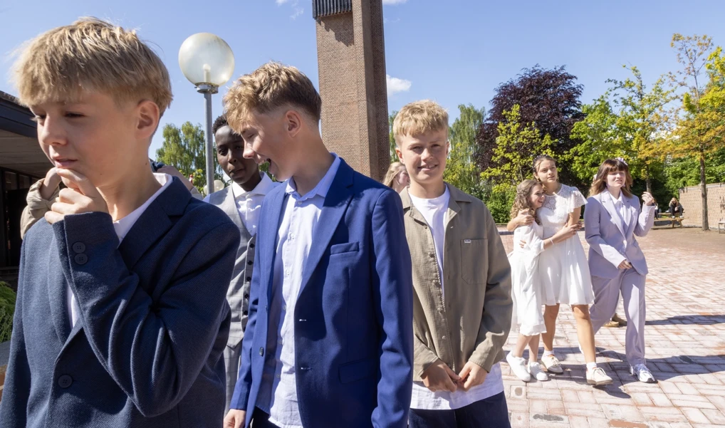 Et konfirmandhold efter deres konfirmation