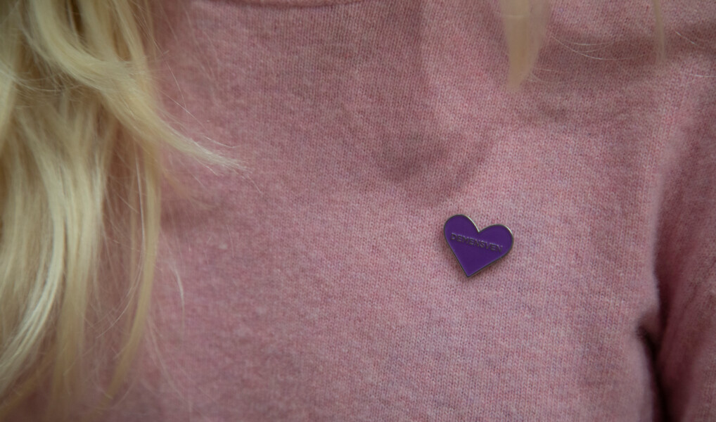 En lilla hjertenål, som er symbol for en demensven