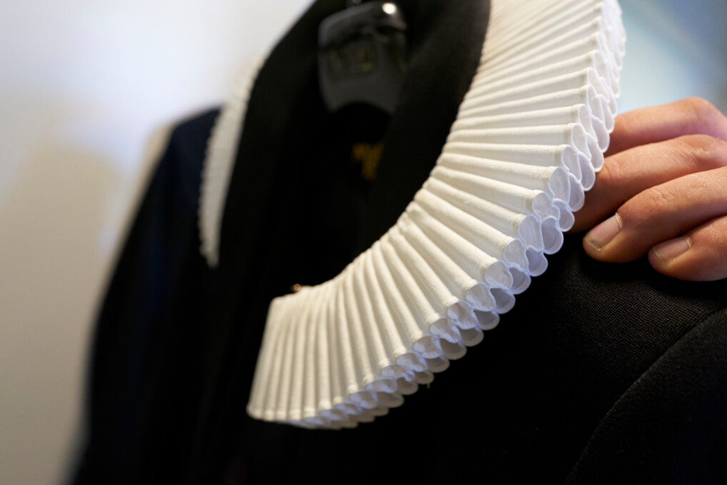 En præst ved en sygehusseng